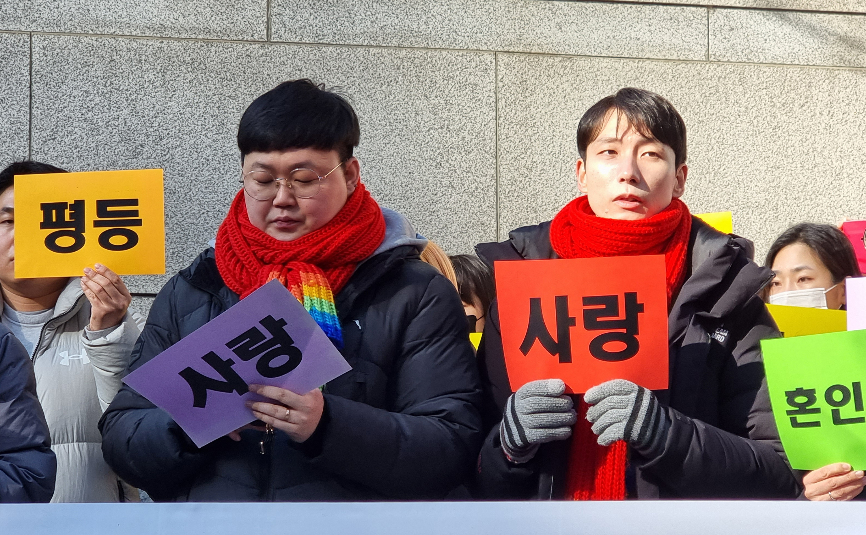 동성 커플의 건강보험 피부양자 자격을 인정해달라는 소송에서 승소한 소성욱씨와 김용민씨가 기자회견을 하고 있다. 연합뉴스