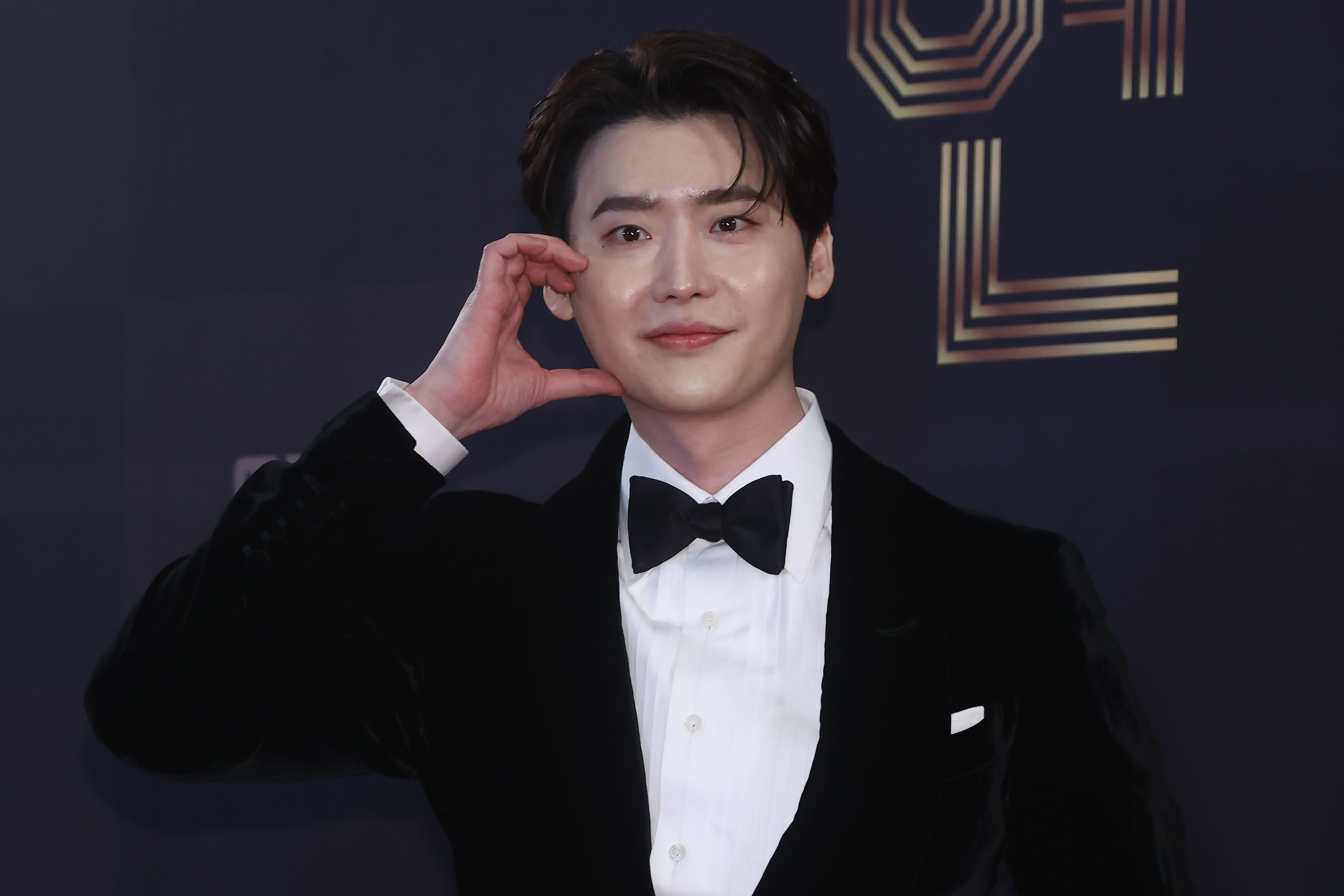 이종석, 귀여운 볼하트  배우 이종석이 30일 오후 서울 마포구 MBC사옥에서 열린 2022 MBC 연기대상 레드카펫에서 포즈를 취하고 있다. 2022.12.30 연합뉴스