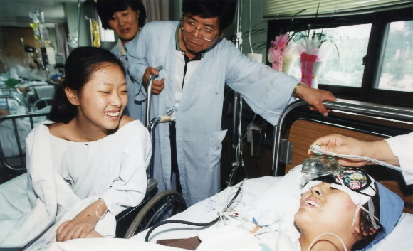 1995년 삼풍백화점 붕괴 참사에서 17일 만에 극적으로 구조된 박승현(오른쪽)씨가 침대에 누워 다른 생존자와 대화를 나누고 있는 모습.
