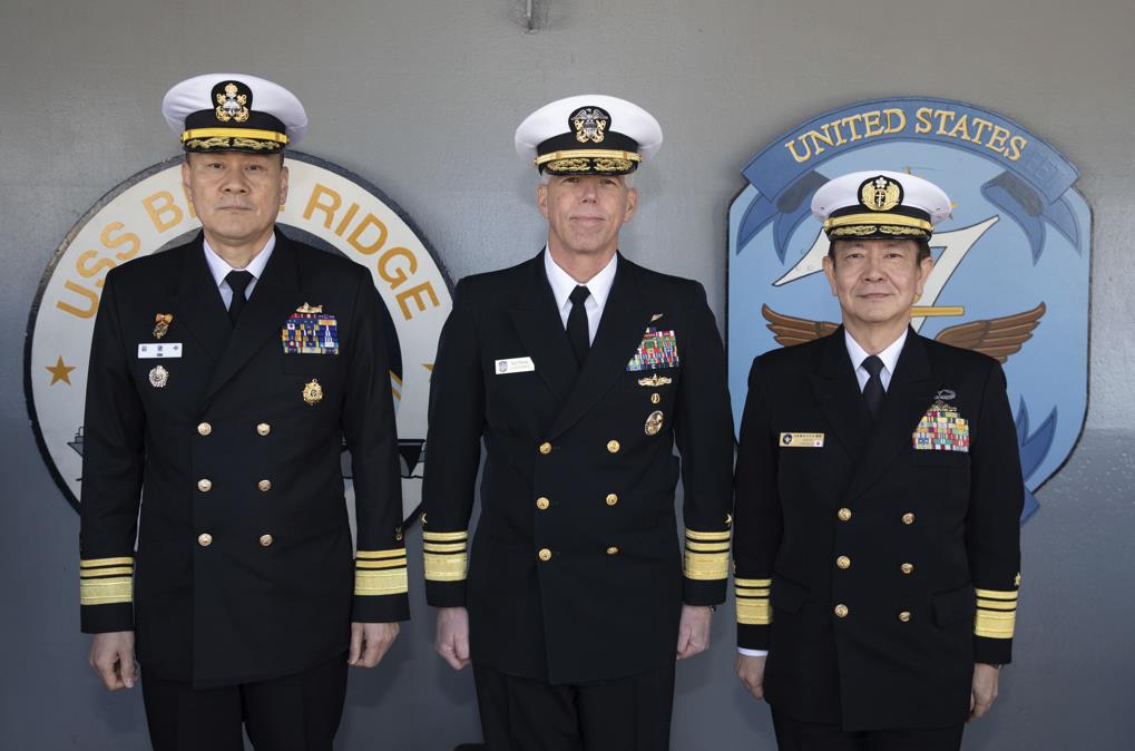 해군은 22일 김명수(중장) 해군작전사령관이 일본 요코스카의 미 해군 7함대사령부를 방문해 칼 토머스(중장) 7함대사령관, 사이토 아키라(해장·중장급) 일본 해상자위대 자위함대사령관과 한미일 해상 지휘관 회의를 했다고 밝혔다.  사진은 왼쪽부터 김명수 중장, 칼 토머스 중장, 사이토 아키라 해장. (해군 제공)