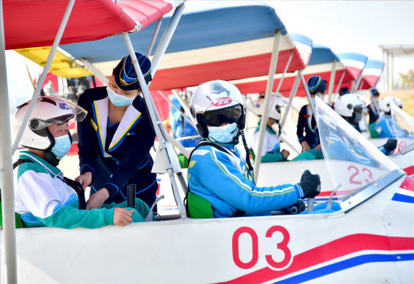 북한 대외선전매체 내나라는 지난 21일 평양시 교외에 자리한 미림항공구락부로 비행을 즐기려는 사람들이 많이 찾아오고 있다고 선전했다. 북한은 항공구락부에서 남녀 예비조종사를 양성해 성적이 우수하면 공군으로 배치하고 나머지는 유사시 즉각 투입이 가능하도록 일종의 ‘예비병력’ 개념으로 운용하고 있다. 즉 정식 비행단이 아니라 일종의 비행사 양성학교인 셈이다. 2023.2.22. 내나라 홈페이지 캡처 연합뉴스