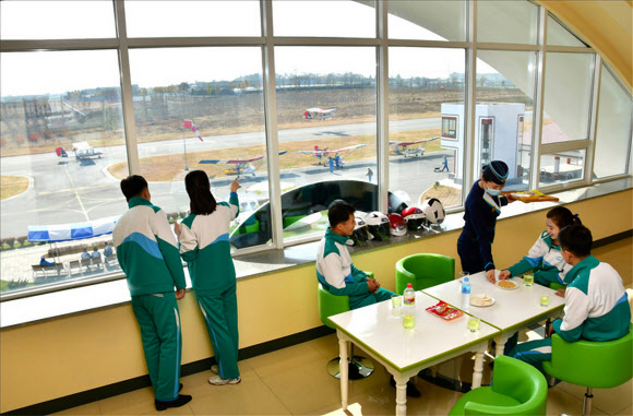 북한 대외선전매체 내나라는 지난 21일 평양시 교외에 자리한 미림항공구락부로 비행을 즐기려는 사람들이 많이 찾아오고 있다고 선전했다. 북한은 항공구락부에서 남녀 예비조종사를 양성해 성적이 우수하면 공군으로 배치하고 나머지는 유사시 즉각 투입이 가능하도록 일종의 ‘예비병력’ 개념으로 운용하고 있다. 즉 정식 비행단이 아니라 일종의 비행사 양성학교인 셈이다. 2023.2.22. 내나라 홈페이지 캡처 연합뉴스