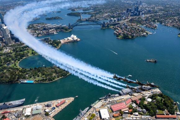 공군 특수비행팀 블랙이글스가 21일 (현지시간), 호주 시드니 오페라하우스와 하버브릿지 상공을 비행하고 있다. 2023.2.22. 공군 제공