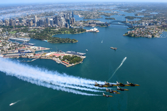 공군 특수비행팀 블랙이글스가 21일 (현지시간), 호주 시드니 오페라하우스와 하버브릿지 상공을 비행하고 있다. 2023.2.22. 공군 제공