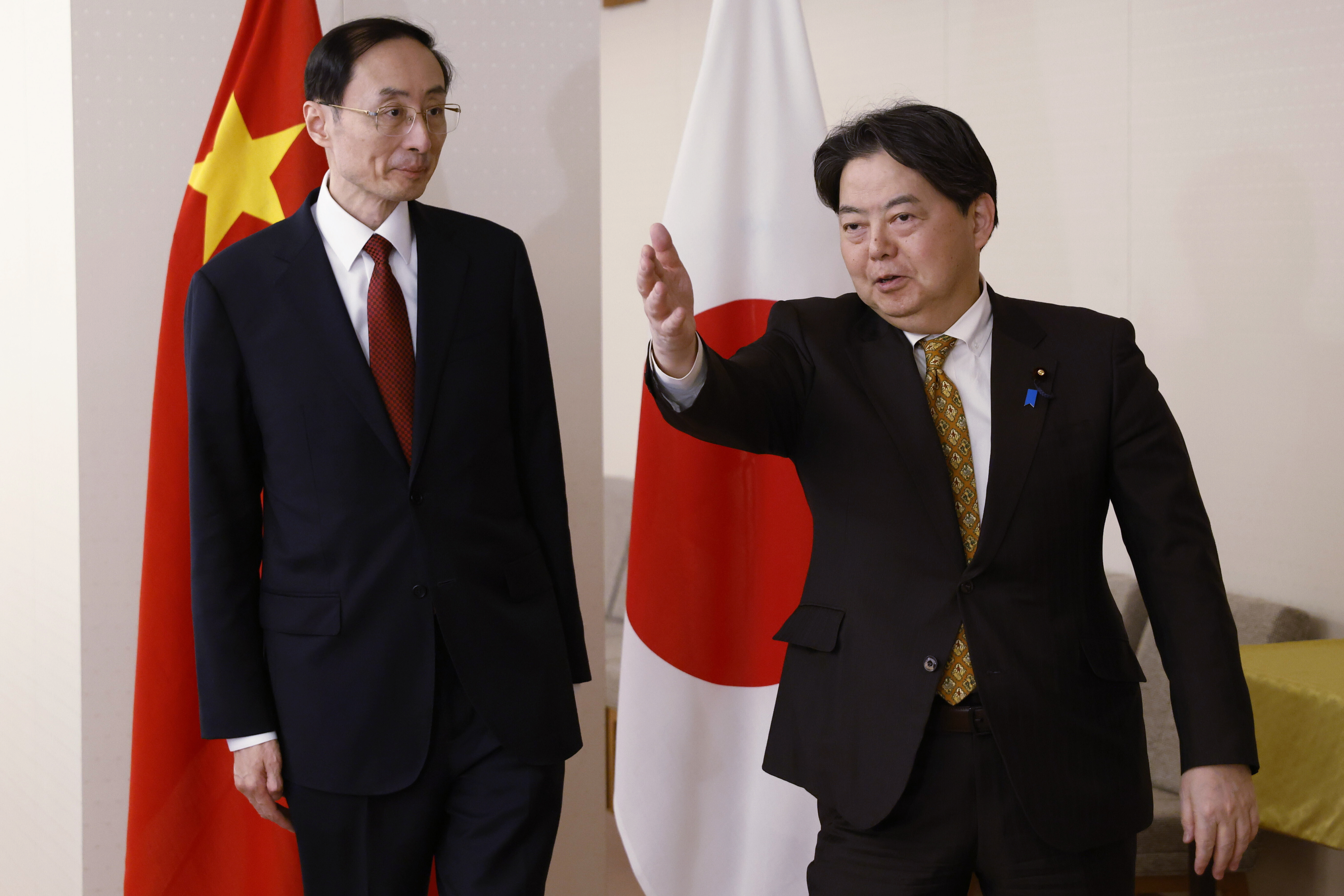 하야시 요시마사(오른쪽) 일본 외무상이 22일 일본 도쿄 외무성에서 쑨웨이둥(왼쪽) 중국 외교부 부부장을 접견하고 있다. 2023.2.22 AP 연합뉴스