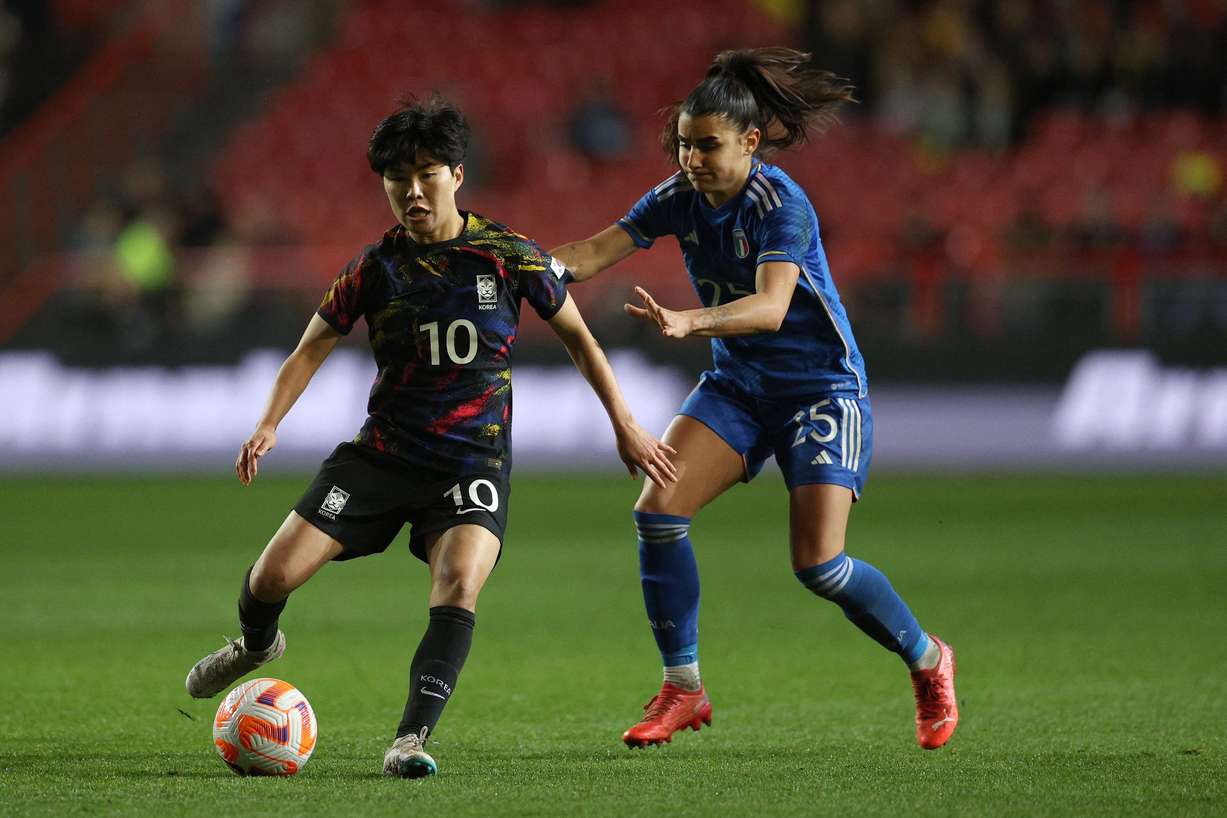한국 여자축구 대표팀의 지소연이 23일(한국시간) 영국에서 열린 아널드클라크컵 3차전에서 이탈리아 수비수의 견제를 받으며 패스하고 있다. AFP 연합뉴스