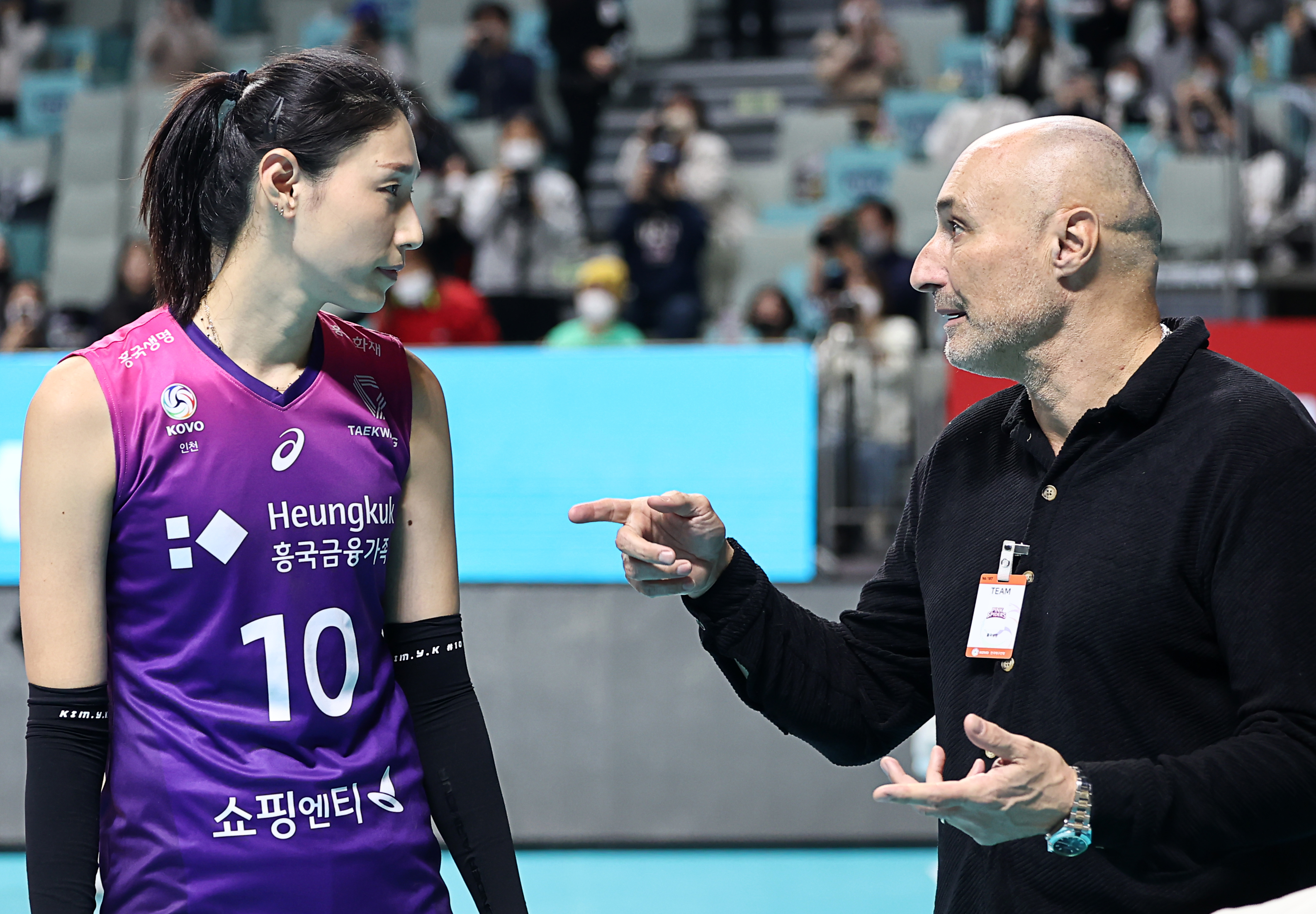 마르첼로 아본단자 흥국생명 신임 감독과  김연경이 지난 19일 GS칼텍스와의 경기가 끝난 뒤 이야기를  나누고 있다. [연합뉴스]