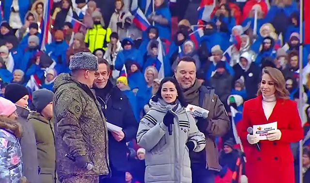 22일(현지시간) 러시아 모스크바 루즈니키 스타디움에서 열린 ‘조국 수호자에게 영광을’ 콘서트에 등장한 소녀가 선전전을 위해 동원됐을 가능성을 점쳤다. 이날 무대에는 우크라이나 동부 돈바스에서 어린이 367명을 ‘해방’시킨 걸로 알려진 러시아 군인 유리 가가린이 우크라이나 동부 돈바스 도네츠크에서 데려온 어린이들을 이끌고 무대에 올랐다. 개중에는 마리우폴 출신 소녀 안나 나우멘코도 있었다. 마이크를 건네받은 소녀는 군인을 바라보며 말을 더듬다 “유리 삼촌에게 고맙다. 나와 내 여동생 그리고 마리우폴의 어린이 수백 명을 구해주셔서”라며 눈시울을 붉혔다. 하지만 곧 소녀는 사회자들을 돌아보며 “말을 잊어버렸다”고 멋쩍게 웃었다. 2023.2.22 오보즈레바텔