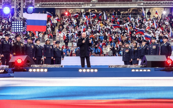 블라디미르 푸틴 러시아 대통령이 ‘조국 수호자의 날’을 하루 앞둔 22일(현지시간) 모스크바 루즈니키 스타디움에서 열린 ‘조국 수호자에게 영광을’ 콘서트에서 연설하고 있다. 2023.2.22 TASS 연합뉴스
