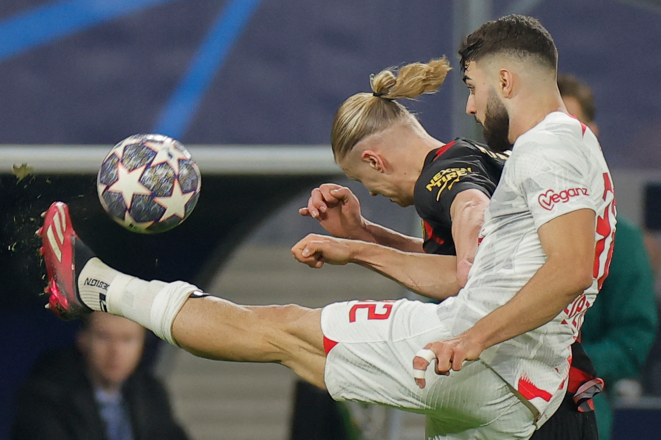 라이프치히의 쿠로아티아 출신 수비수 요슈코 그바르디올이 23일 홈에서 열린 유럽축구연맹(UEFA) 챔피언스리그(UCL) 16강 1차전 에서 맨시티 주포 엘링 홀란드와 격렬한 공 다툼을 벌이고 있다. [AFP 연합뉴스]