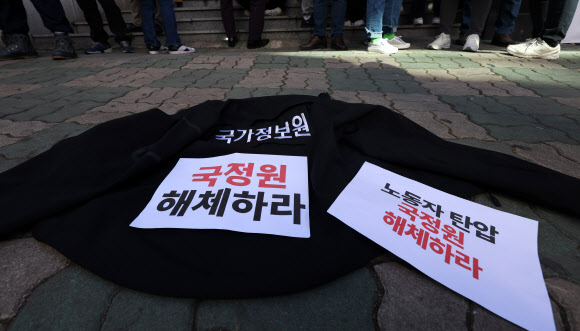 23일 오전 경남 창원시 성산구 본부 입구에서 국정원 옷이 놓여 있다. 이달 국정원 한 수사관이 기자회견이 진행되는 동안 촬영을 시도하다 민노총 조합원에 적발됐고 옷 등을 빼앗겼다. 2023.2.23. 연합뉴스