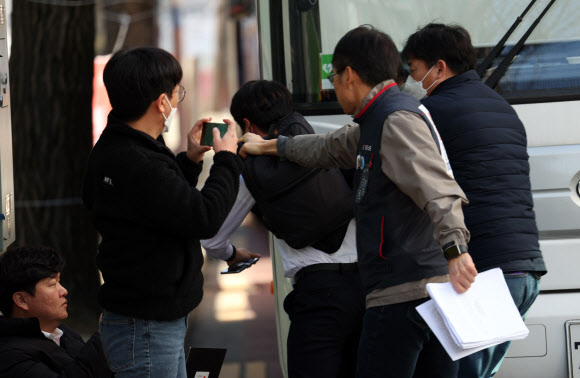 민주노총 경남지역본부 조합원이 23일 오전 경남 창원시 성산구 본부 입구에서 국정원 수사관에게 신분을 요청하고 있다.  해당 수사관은 기자회견이 진행되는 동안 촬영을 시도했고, 조합원에게 최초 ‘기자’라고 속였다가 뒤늦게 국정원 직원임이 확인됐다. 2023.2.23. 연합뉴스