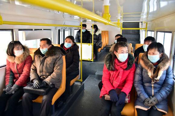 북한 수도 평양에 작년 12월부터 신형 여객버스가 운행을 시작했다고 22일 재일본조선인총연합회 기관지 조선신보가 보도했다. 좌석 수는 70여석이며 한 번에 100여명의 손님을 태울 수 있다고 신문은 전했다. 2023.2.22. 평양 조선신보 연합뉴스