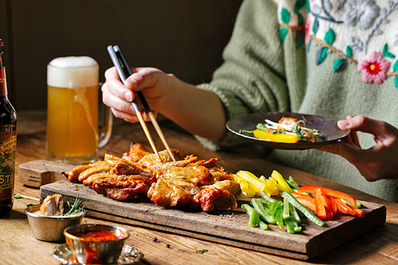 누구나홀딱반한닭의 한국적인 쌈 문화를 결합한 메뉴 ‘쌈닭’. 누구나홀딱반한닭 제공