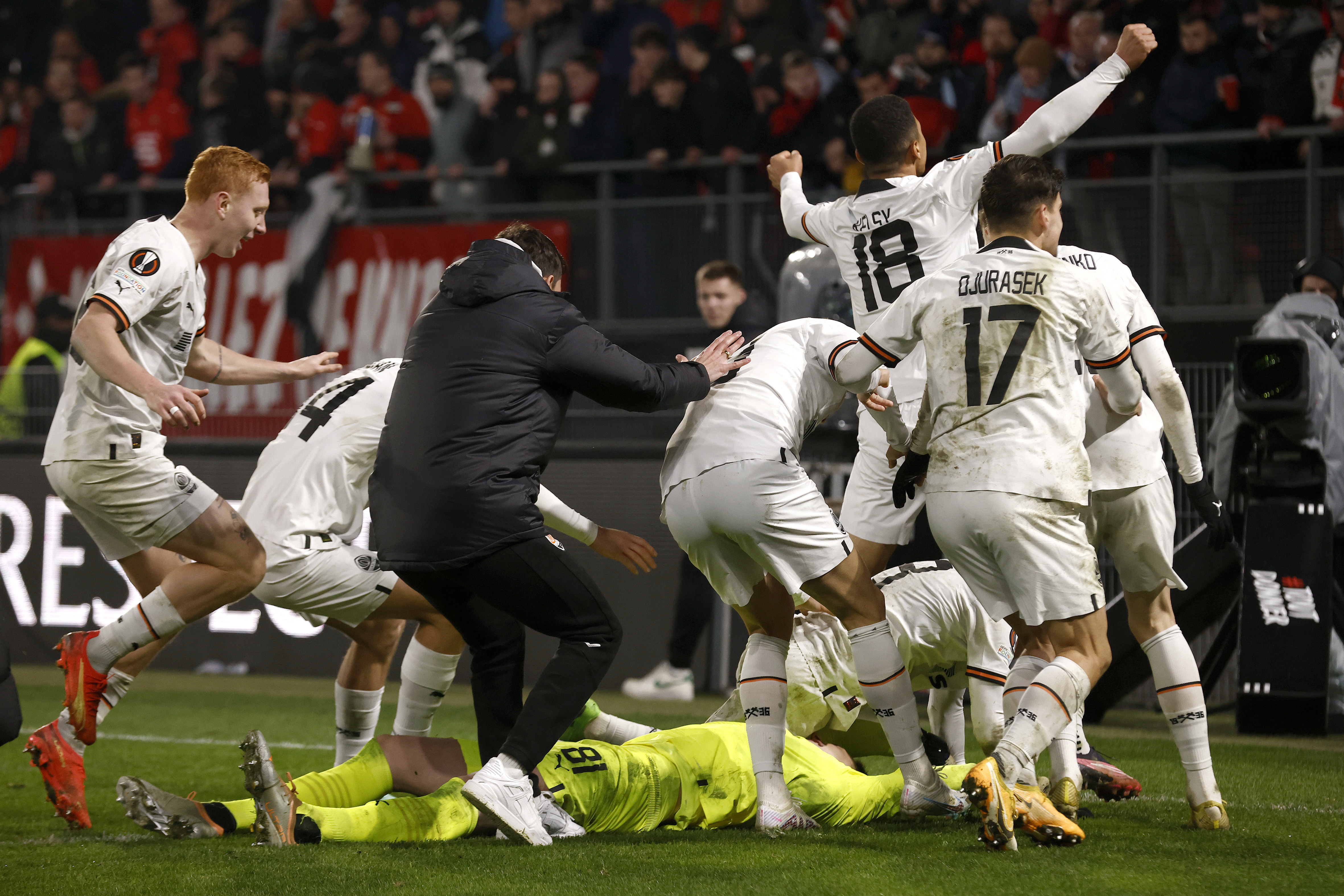 샤흐타르 도네츠크 선수들이 24일 프랑스 렌에서 펼쳐진 유럽축구연맹(UEFA) 유로파리그  플레이오프 라운드 2차전 승부차기에서 골키퍼가 상대 마지막 키커의 슈팅을 막아내자 환호하고 있다.  [EPA 연합뉴스]