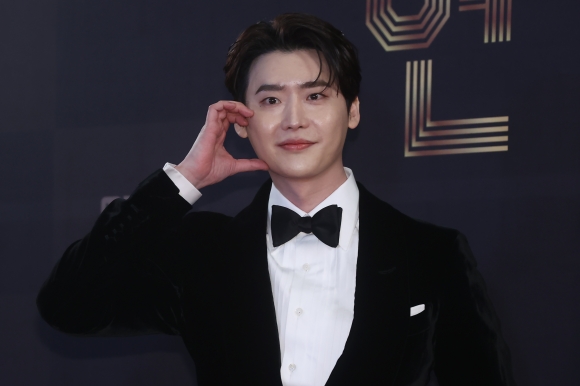 배우 이종석이 30일 오후 서울 마포구 MBC사옥에서 열린 2022 MBC 연기대상 레드카펫에서 포즈를 취하고 있다. 2022.12.30 <br>연합뉴스