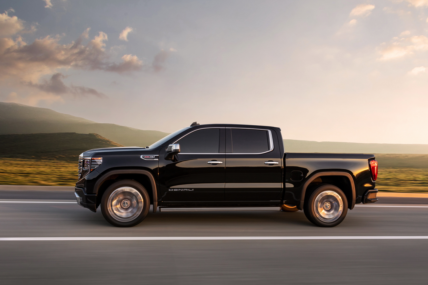 시에라 드날리가 도로를 달리고 있다. 외관 컬러명은 ‘턱시도 블랙’. GMC 제공