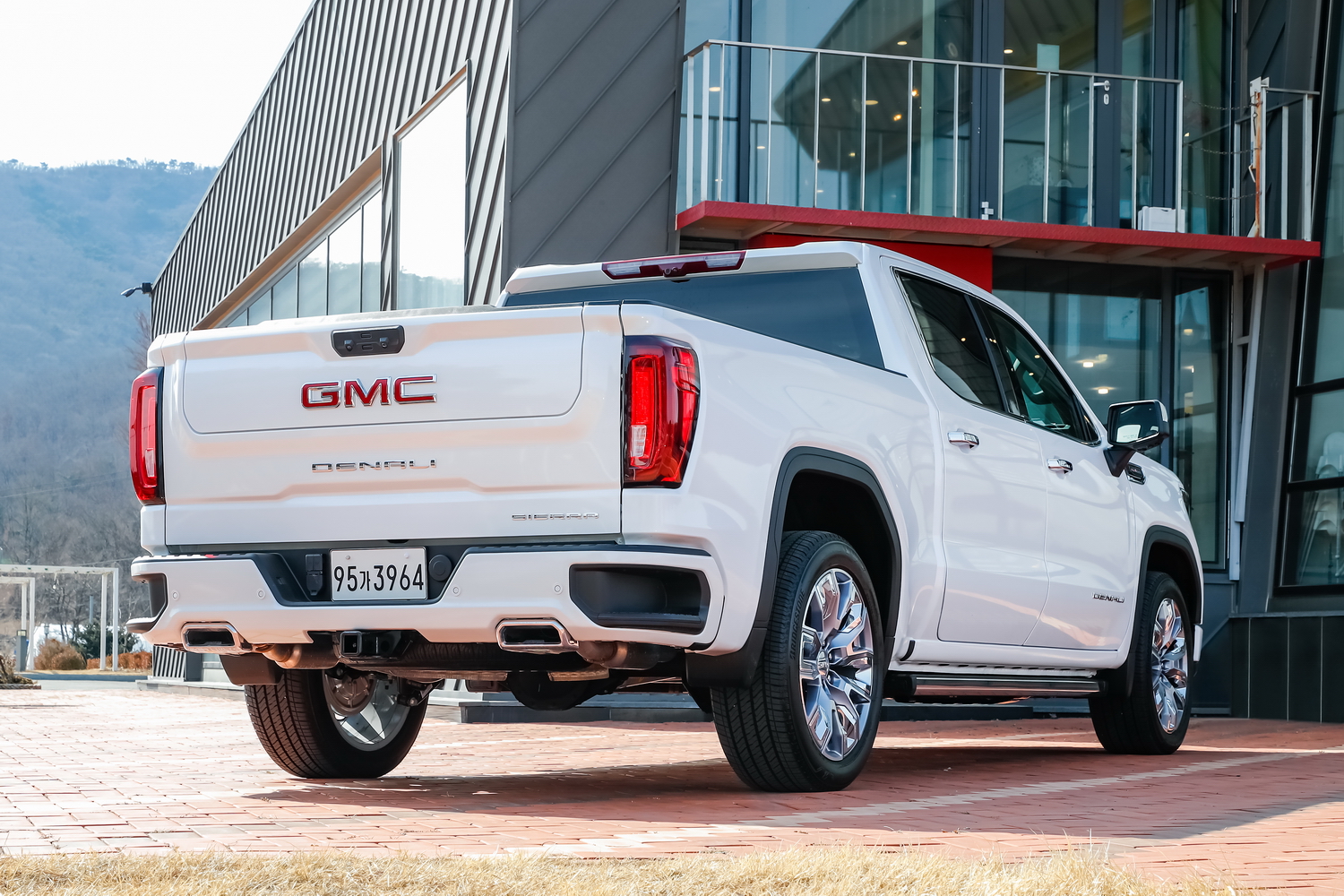 시에라 드날리의 후면부. GMC 로고가 박힌 곳 위쪽 검은 부분에 있는 버튼을 통해 테일게이트를 총 6가지 모드로 변경할 수 있다. 외관 컬러명은 ‘아발론 화이트 펄’. GMC 제공