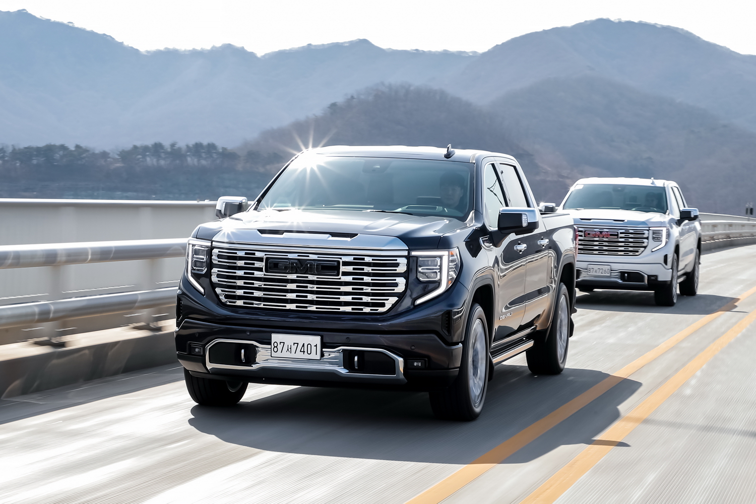 시에라 드날리 차량 두 대가 도로를 달리고 있다. GMC 제공