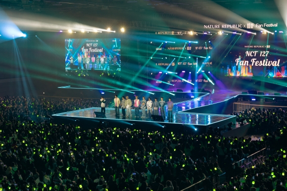 그룹 NCT 127이 23일 경기 고양시 일산 킨텍스 제2전시관에서 열린 ‘팬 페스티벌’ 무대에 서고 있다. 네이처리퍼블릭 제공