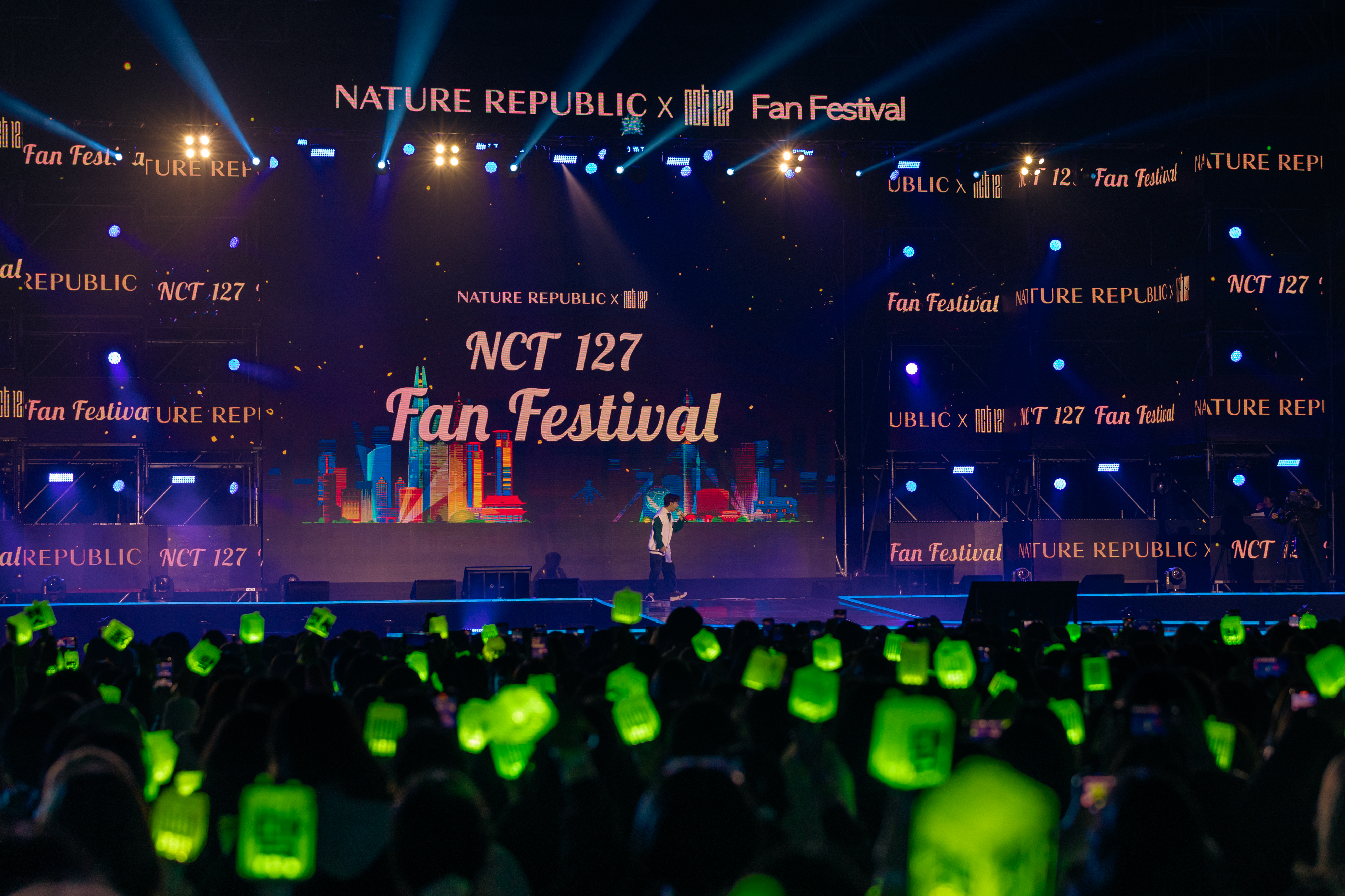 23일 경기 고양시 일산 킨텍스 제2전시관에서 열린 그룹 NCT 127의 ‘팬 페스티벌’ 사회를 맡은 박성광이 본 공연 시작에 앞서 시즈니(팬덤명)들 앞에서 분위기를 띄우고 있다. 네이처리퍼블릭 제공