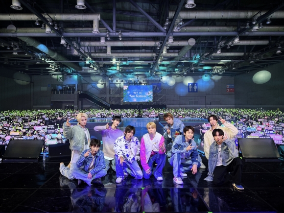 NCT 127이 23일 경기 고양시 일산 킨텍스 제2전시관에서 열린 ‘팬 페스티벌’ 공연 후 팬들과 기념사진을 남기고 있다. NCT 127 공식 트위터 캡처
