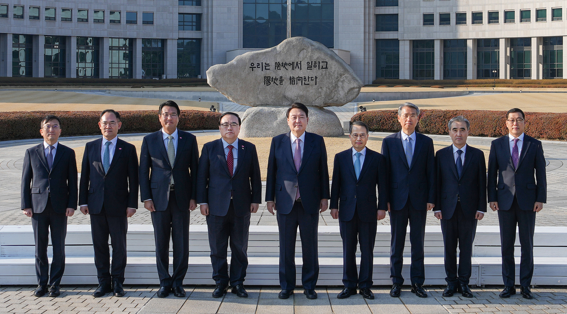 윤석열 대통령이 24일 국가정보원을 찾아 2023년도 업무계획을 보고받기에 앞서 국정원 원훈석 앞에서 간부들과 기념촬영을 하고 있다. (연합뉴스)