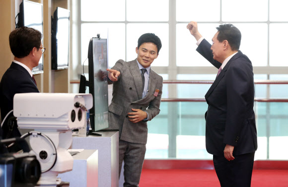 윤석열 대통령이 24일 서울 용산 대통령실 청사에서 열린 ‘UAE 순방 성과 중소기업인과의 대화’에 앞서 UAE 순방 이후 수출계약 등을 체결한 중소벤처기업의 모션 트래킹 아바타 장비를 시연하고 있다.  이날 윤 대통령은 지난 1월 UAE 순방에 경제사절단으로 참여한 중소·벤처·스타트업 등 기업인 40여 명을 초청해 오찬을 함께하며 격려했다. 2023.2.24. 대통령실통신사진기자단