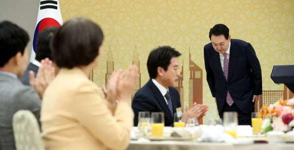 윤석열 대통령이 24일 서울 용산 대통령실 청사에서 열린 ‘UAE 순방 성과 중소기업인과의 대화’에서 발언을 마친 뒤 인사하고 있다.  이날 윤 대통령은 지난 1월 UAE 순방에 경제사절단으로 참여한 중소·벤처·스타트업 등 기업인 40여 명을 초청해 오찬을 함께하며 격려했다. 2023.2.24. 대통령실통신사진기자단