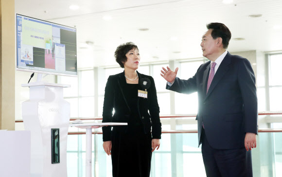 윤석열 대통령이 24일 서울 용산 대통령실 청사에서 열린 ‘UAE 순방 성과 중소기업인과의 대화’에 앞서 UAE 순방 이후 수출계약 등을 체결한 중소벤처기업의 근골격 동작검사 장비를 관람하고 있다.  이날 윤 대통령은 지난 1월 UAE 순방에 경제사절단으로 참여한 중소·벤처·스타트업 등 기업인 40여 명을 초청해 오찬을 함께하며 격려했다. 2023.2.24. 대통령실통신사진기자단