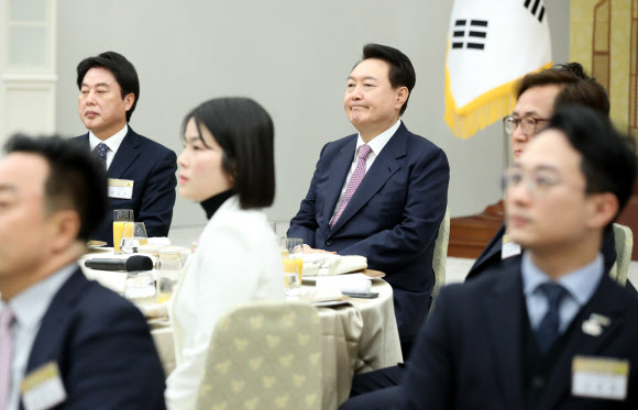 윤석열 대통령이 24일 서울 용산 대통령실 청사에서 열린 ‘UAE 순방 성과 중소기업인과의 대화’에서 영상을 시청하고 있다.  이날 윤 대통령은 지난 1월 UAE 순방에 경제사절단으로 참여한 중소·벤처·스타트업 등 기업인 40여 명을 초청해 오찬을 함께하며 격려했다. 2023.2.24. 대통령실통신사진기자단