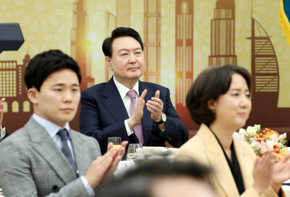 윤석열 대통령이 24일 서울 용산 대통령실 청사에서 열린 ‘UAE 순방 성과 중소기업인과의 대화’에서 영상을 시청하고 있다.  이날 윤 대통령은 지난 1월 UAE 순방에 경제사절단으로 참여한 중소·벤처·스타트업 등 기업인 40여 명을 초청해 오찬을 함께하며 격려했다. 2023.2.24. 대통령실통신사진기자단