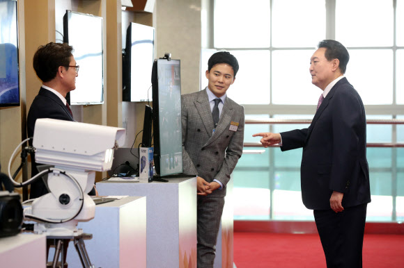 윤석열 대통령이 24일 서울 용산 대통령실 청사에서 열린 ‘UAE 순방 성과 중소기업인과의 대화’에 앞서 UAE 순방 이후 수출계약 등을 체결한 주요 중소벤처기업의 제품을 관람하고 있다.  이날 윤 대통령은 지난 1월 UAE 순방에 경제사절단으로 참여한 중소·벤처·스타트업 등 기업인 40여 명을 초청해 오찬을 함께하며 격려했다. 2023.2.24. 대통령실통신사진기자단