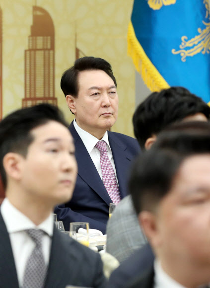 윤석열 대통령이 24일 서울 용산 대통령실 청사에서 열린 ‘UAE 순방 성과 중소기업인과의 대화’에서 영상을 시청하고 있다.  이날 윤 대통령은 지난 1월 UAE 순방에 경제사절단으로 참여한 중소·벤처·스타트업 등 기업인 40여 명을 초청해 오찬을 함께하며 격려했다. 2023.2.24. 대통령실통신사진기자단