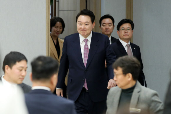 윤석열 대통령이 24일 서울 용산 대통령실 청사에서 열린 ‘UAE 순방 성과 중소기업인과의 대화’에 입장하고 있다.  이날 윤 대통령은 지난 1월 UAE 순방에 경제사절단으로 참여한 중소·벤처·스타트업 등 기업인 40여 명을 초청해 오찬을 함께하며 격려했다. 2023.2.24. 대통령실통신사진기자단