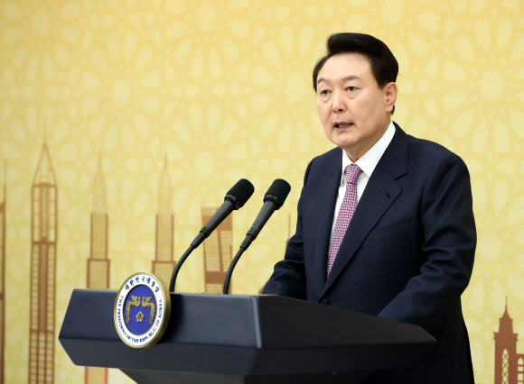 윤석열 대통령이 24일 서울 용산 대통령실 청사에서 열린 ‘UAE 순방 성과 중소기업인과의 대화’에서 발언하고 있다.  이날 윤 대통령은 지난 1월 UAE 순방에 경제사절단으로 참여한 중소·벤처·스타트업 등 기업인 40여 명을 초청해 오찬을 함께하며 격려했다. 2023.2.24. 대통령실통신사진기자단