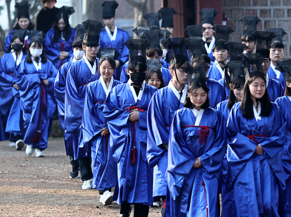 24일 서울 성균관대학교 대성전에서 입학생들이 고유례를 봉행하기 위해 입장하고 있다. 2023.2.24 연합뉴스