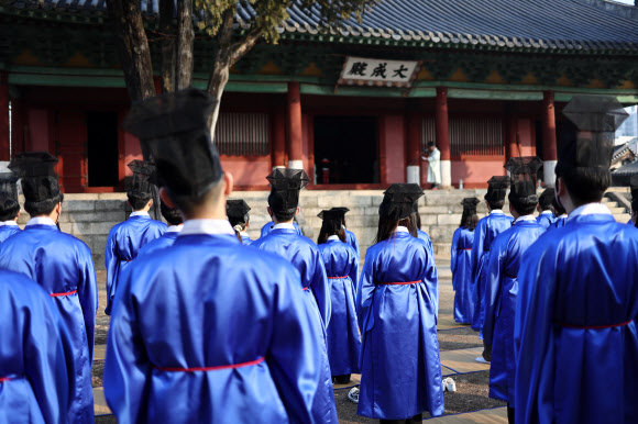 24일 서울 성균관대학교 대성전 앞에서 입학생들이 고유례를 봉행하고 있다. 2023.2.24 연합뉴스
