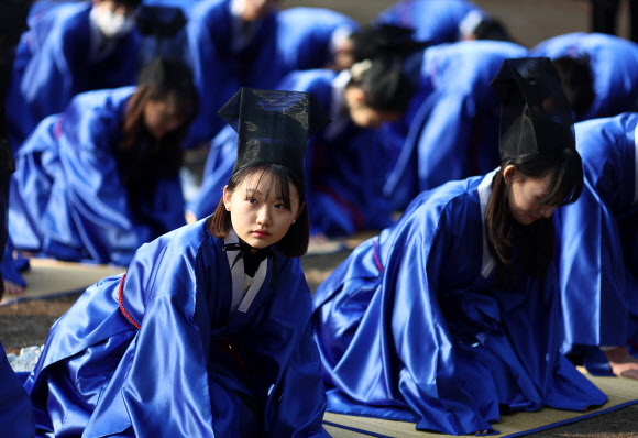 24일 서울 성균관대학교 대성전 앞에서 입학생들이 고유례를 봉행하고 있다. 2023.2.24 연합뉴스