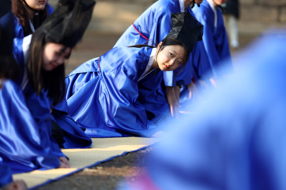 24일 서울 성균관대학교 대성전 앞에서 입학생들이 고유례를 봉행하고 있다. 2023.2.24 연합뉴스