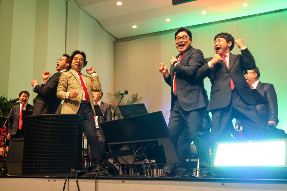 24일 오전 서울 서대문구 이화여자대학교에서 열린 2023학년도 입학식에서 남성교수 중창단이 축가 공연을 펼치고 있다. 이날 입학식은 코로나19 팬데믹 이후 4년만에 대면으로 진행됐다. 2023.2.24. 연합뉴스