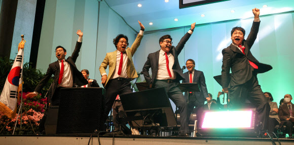 24일 오전 서울 서대문구 이화여자대학교에서 열린 2023학년도 입학식에서 남성교수 중창단이 축하 공연을 펼치고 있다. 이날 입학식은 코로나19 팬데믹 이후 4년만에 대면으로 진행됐다. 2023.2.24. 연합뉴스