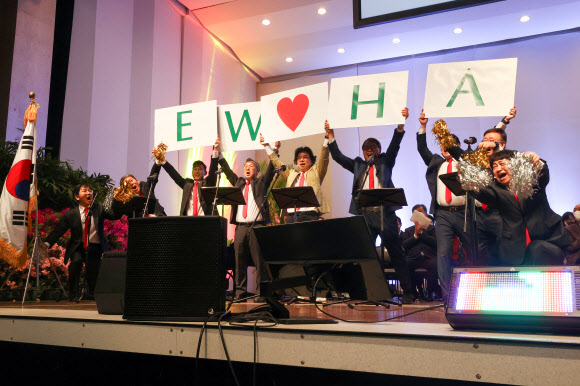 24일 오전 서울 서대문구 이화여자대학교에서 열린 2023학년도 입학식에서 남성교수 중창단이 축하 공연을 펼치고 있다. 이날 입학식은 코로나19 팬데믹 이후 4년만에 대면으로 진행됐다. 2023.2.24. 연합뉴스