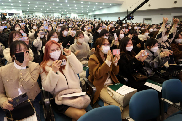 24일 오전 서울 서대문구 이화여자대학교에서 열린 2023학년도 입학식에서 신입생들이 밝은 표정으로 축하공연을 즐기고 있다. 이날 입학식은 코로나19 팬데믹 이후 4년만에 대면으로 진행됐다. 2023.2.24 연합뉴스