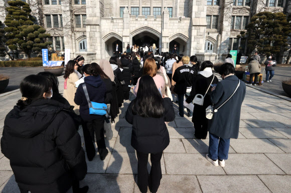 24일 오전 서울 서대문구 이화여자대학교에서 입학식이 시작한 이후에도 입장하지 못한 신입생들이 대기하고 있다. 이날 입학식은 코로나19 팬데믹 이후 4년만에 대면으로 진행됐다. 2023.2.24 연합뉴스