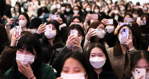 24일 오전 서울 서대문구 이화여자대학교에서 열린 2023학년도 입학식에서 신입생들이 남성교수중창단의 축하공연을 즐기고 있다. 이날 입학식은 코로나19 팬데믹 이후 4년만에 대면으로 진행됐다. 2023.2.24. 연합뉴스