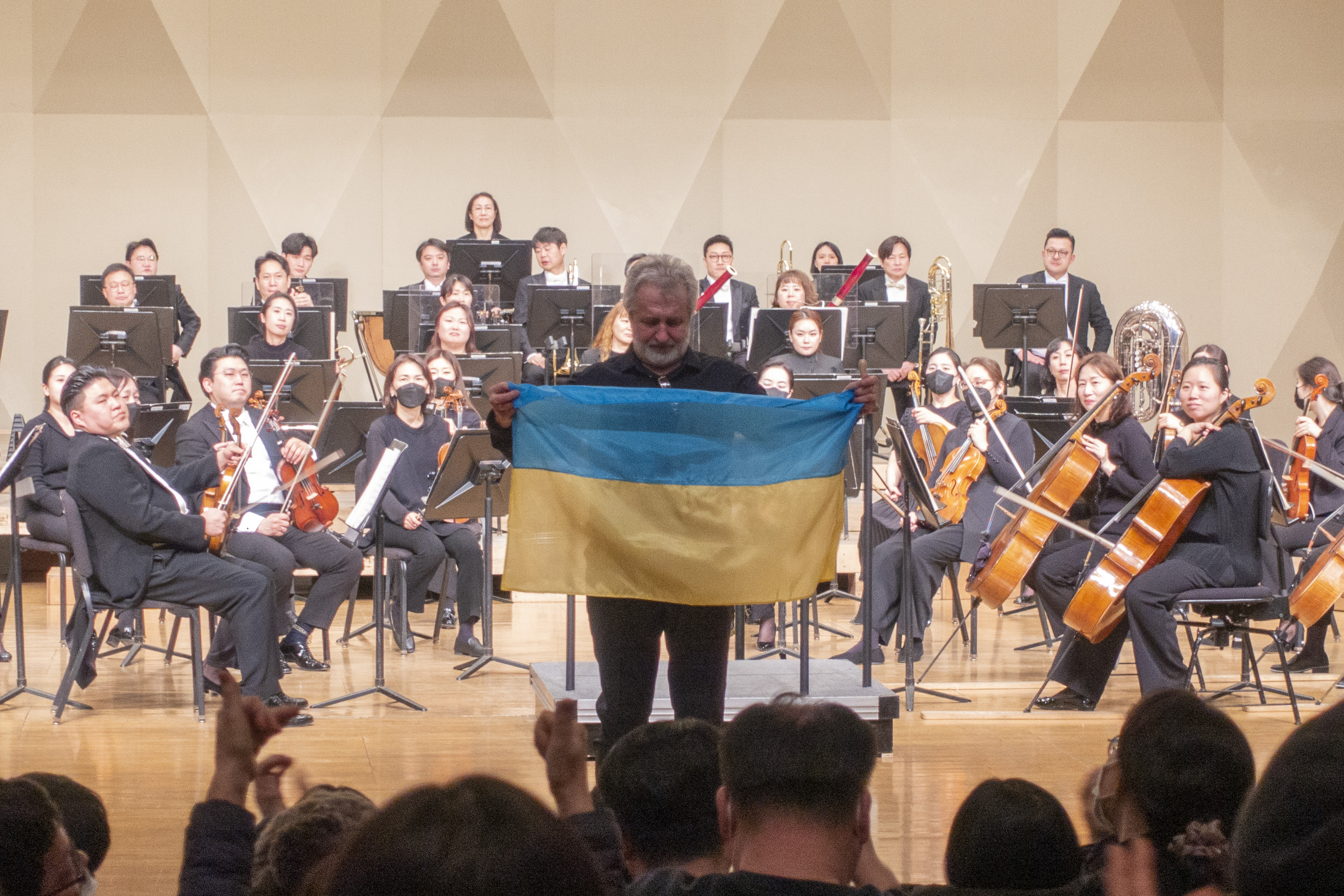 유리 얀코가 24일 부천시민회관에서 열린 연주회에서 우크라이나 국기를 들고 울먹이고 있다. 류재민 기자