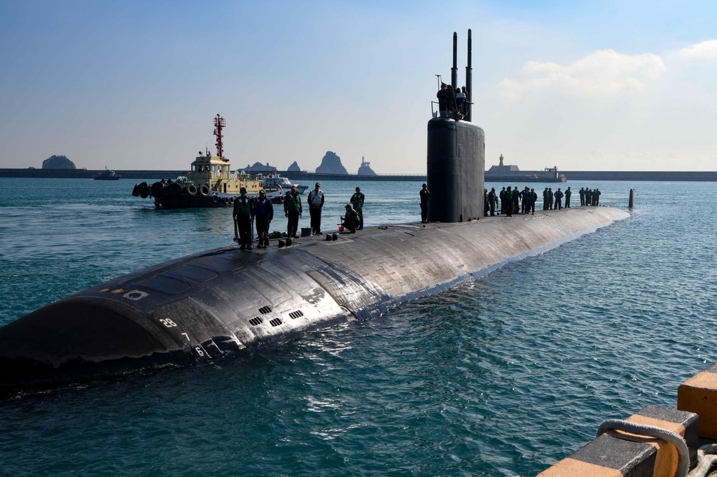 미군의 주요 전략자산 중 하나인 핵추진 공격잠수함 스프링필드(SSN 761)가 부산 작전기지에 입항한 모습을 25일 주한 미 해군사령부가 페이스북을 통해 공개했다.  미 태평양 함대 페이스북