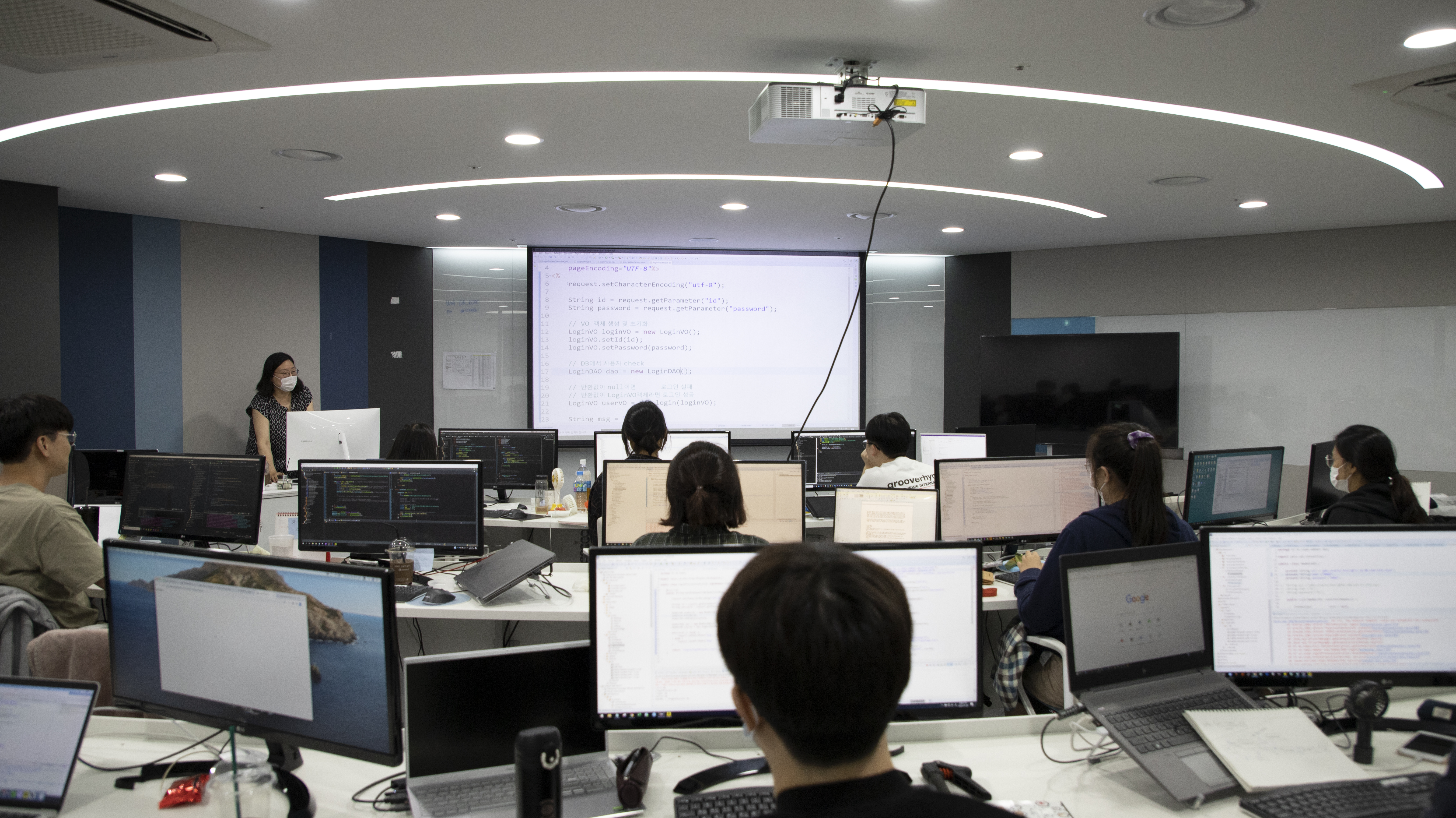 경기 광명시에 있는 도심형 캠퍼스인 한국폴리텍대 광명융합기술교육원에서 학생들이 빅데이터를 분석하고 있다.  한국폴리텍대 제공