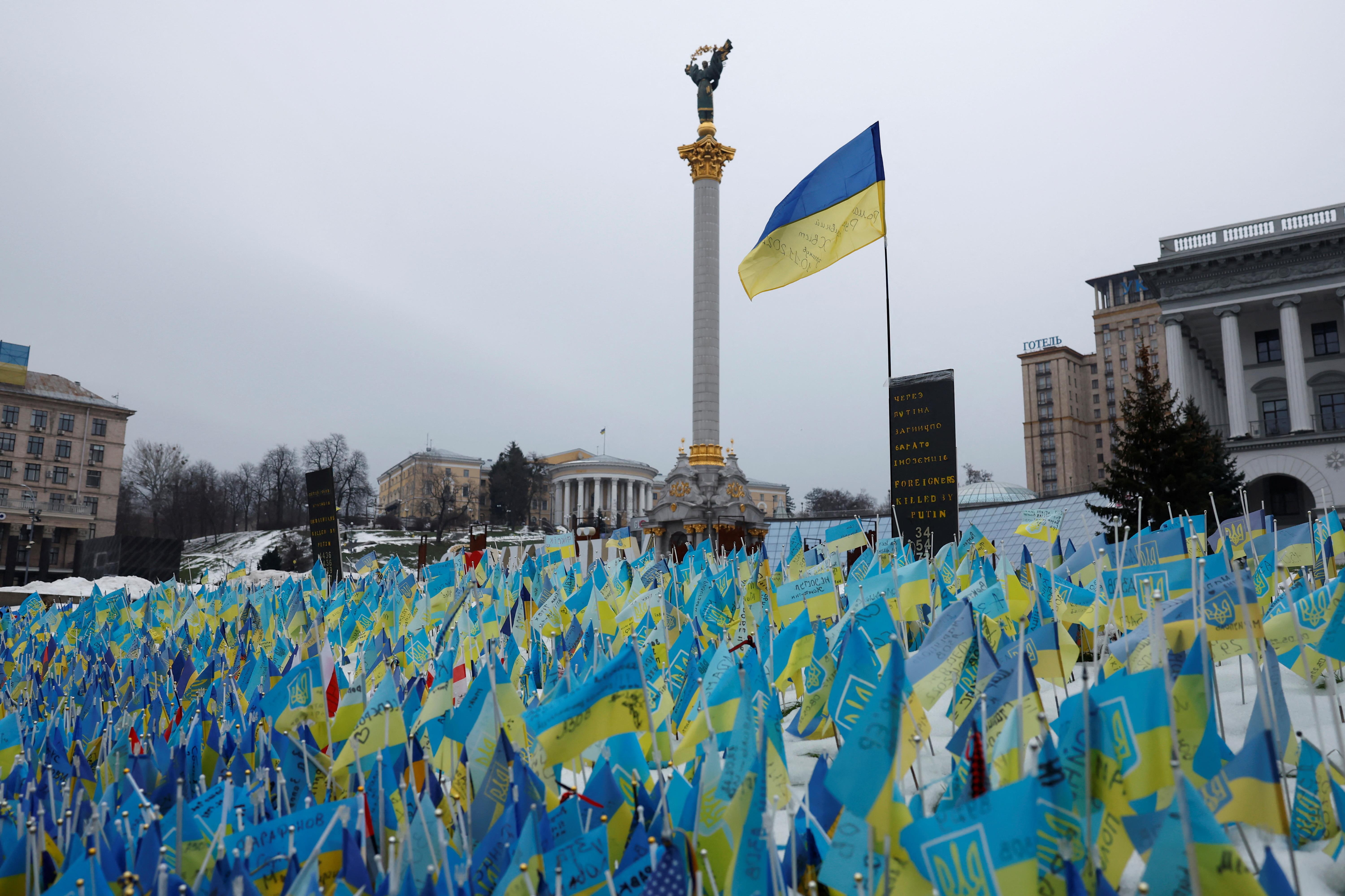지난해 12월 22일(현지시간) 우크라이나 수도 키이우 독립광장(마이단)에 전사자를 상징하는 깃발이 휘날리고 있다. 키이우 로이터 연합뉴스